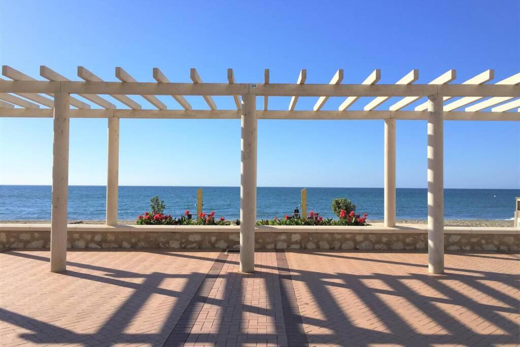 Sun&Life Boga Boga Apartment Фуeнхирола Екстериор снимка