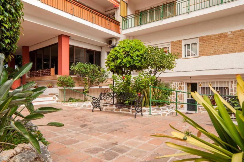 Sun&Life Boga Boga Apartment Фуeнхирола Екстериор снимка